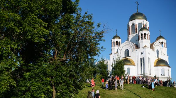 Паломники ожидающие Царский крестный ход возле Храма-на-Крови в Екатеринбурге