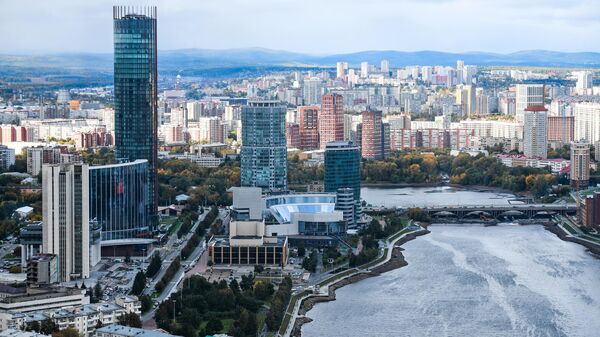 Вид на городской пруд со смотровой площадки небоскреба Высоцкий