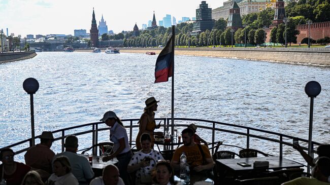 Люди на теплоходе в Москве