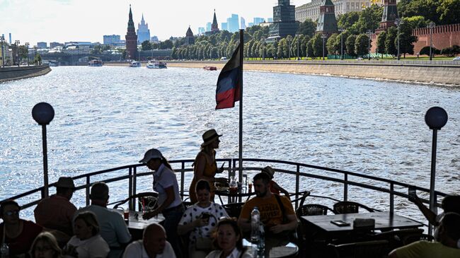 Люди на теплоходе в Москве