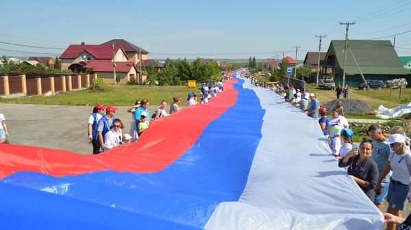 В Оренбуржье в честь Дня флага развернули триколор длиной 1588 метров