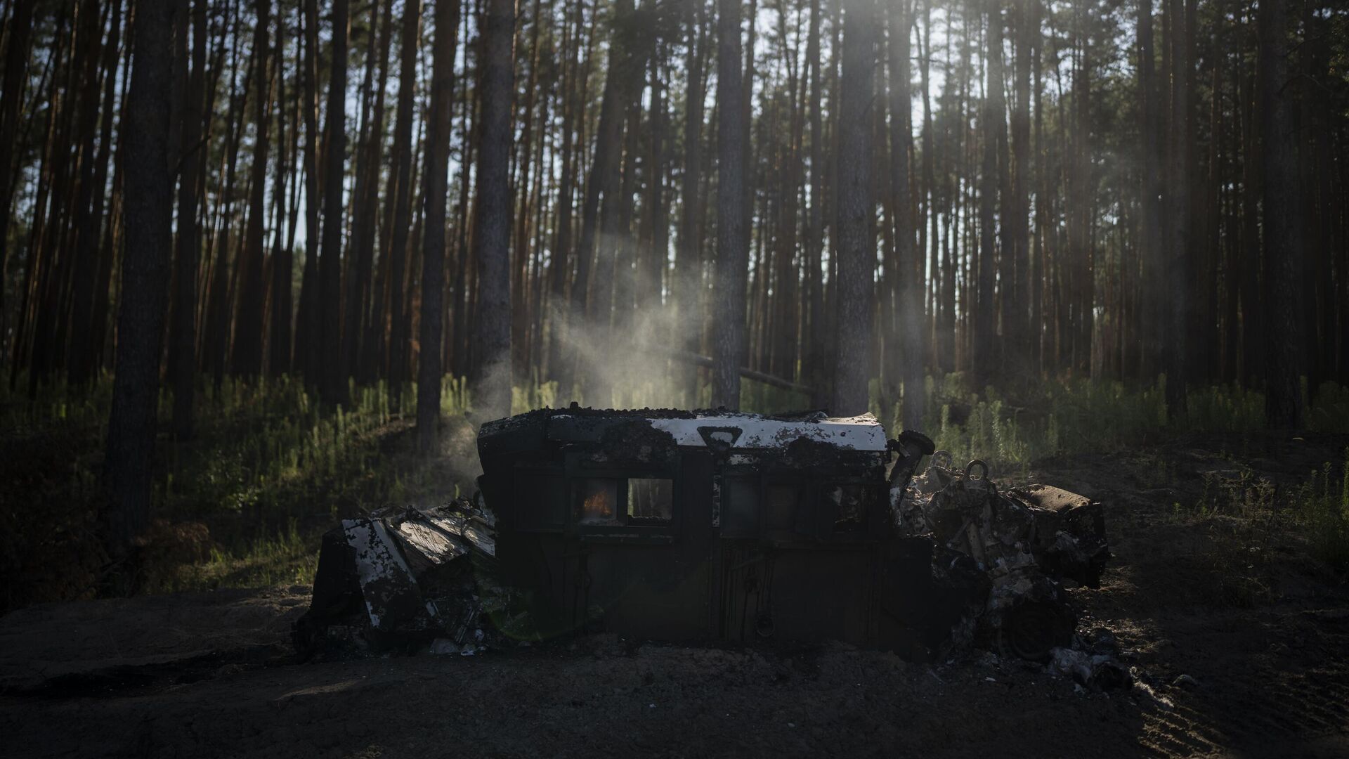 Уничтоженный бронеавтомобиль Humvee в зоне конфликта на Украине. Архивное фото - РИА Новости, 1920, 04.08.2024