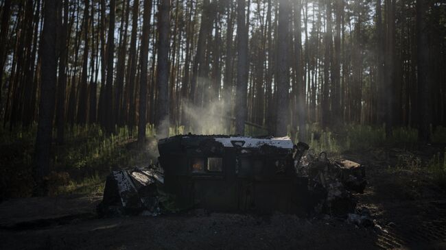 Уничтоженный бронеавтомобиль Humvee в зоне конфликта на Украине. Архивное фото