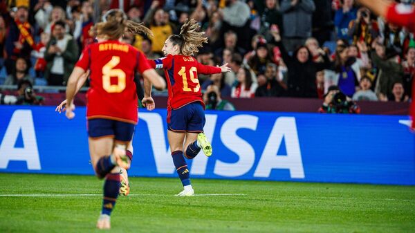 Защитник женской сборной Испании Ольга Кармона (№16) празднует гол в финале ЖЧМ-2023