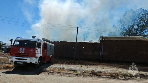 Тушение пожара на складе в станице Старокорсунская на Кубани