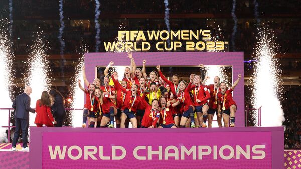 Женская сборная Испании празднует победу на чемпионате мира