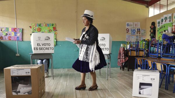 Женщина на избирательном участке в Эквадоре