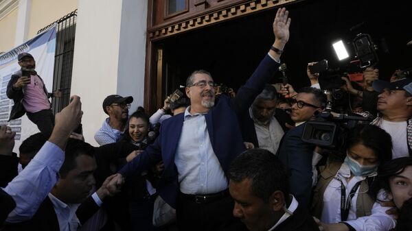 Бернардо Аревало, представляющий движение Semilla, после голосования во втором туре президентских выборов в Гватемале
