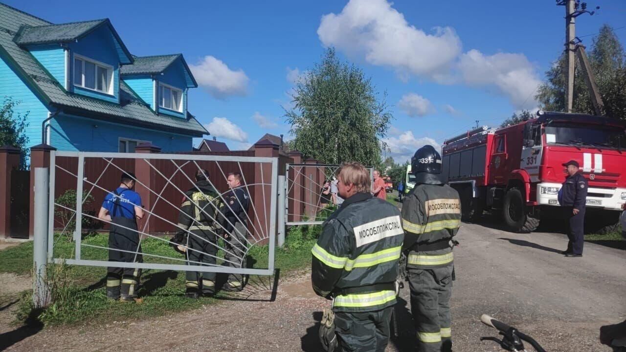 Спасатели на месте, где упали обломки сбитого беспилотника в СНТ Дорожник в городском округе Истра - РИА Новости, 1920, 21.08.2023