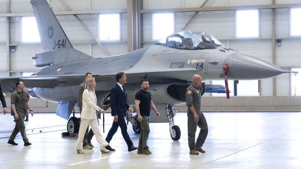  Владимир Зеленский и временно исполняющий обязанности премьер-министра Нидерландов Марк Рютте осматривают истребители F-16 на авиабазе Эйндховен 