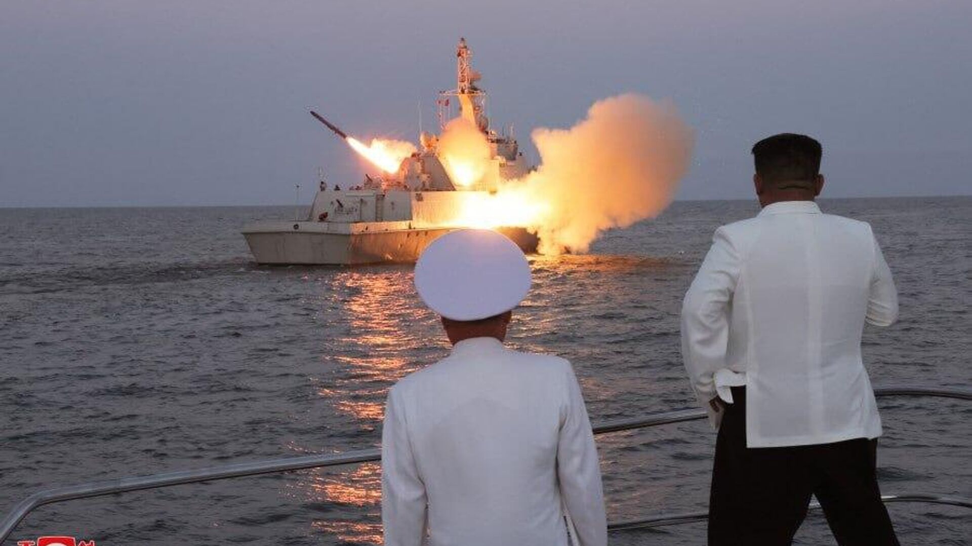 Лидер КНДР Ким Чен Ын наблюдает за учебным пуском крылатой ракеты северокорейского производства с надводного боевого корабля ВМС КНДР - РИА Новости, 1920, 29.08.2023