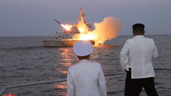 Лидер КНДР Ким Чен Ын наблюдает за учебным пуском крылатой ракеты северокорейского производства с надводного боевого корабля ВМС КНДР