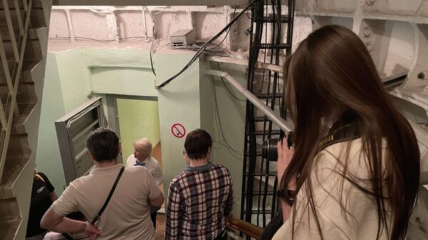 Туристы на экскурсии в бункере Сталина