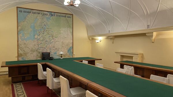 Зал заседаний в бункере Сталина, похожий на станцию московского метро “Аэропорт”