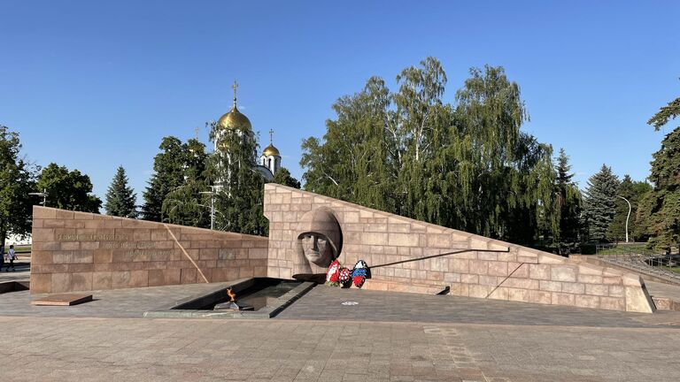 Вечный огонь и горельеф Скорбящей матери-Родине