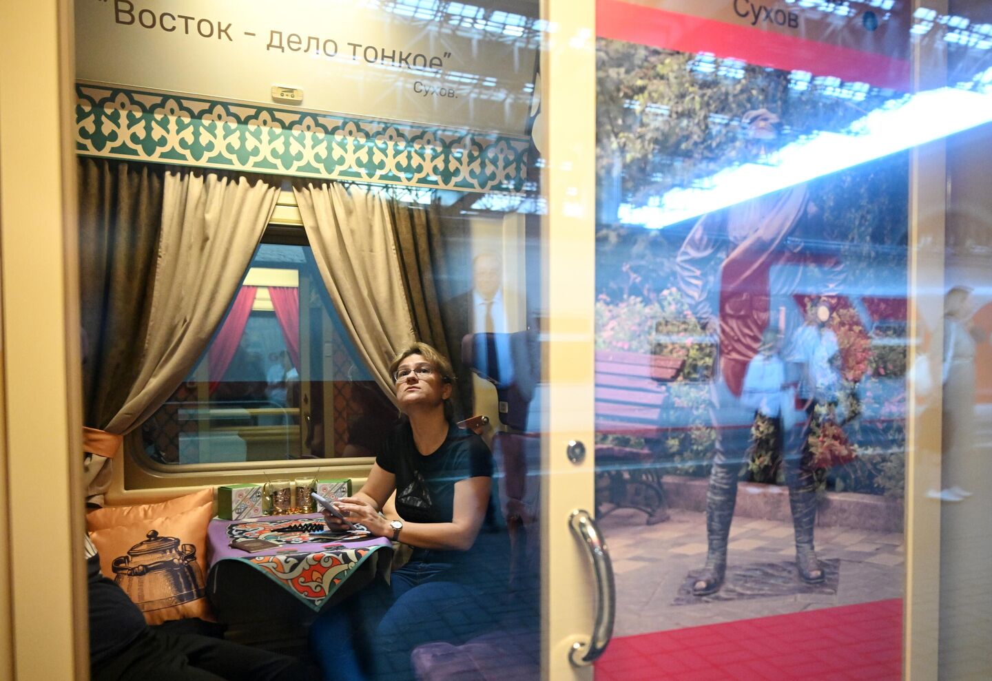 Пассажиры в туристическом вагоне КультСамара в составе фирменного поезда № 9/10 Жигули (Москва — Самара) на Курском вокзале в Москве Пассажиры в туристическом вагоне КультСамара в составе фирменного поезда № 9/10 Жигули (Москва — Самара) на Курском вокзале в Москве