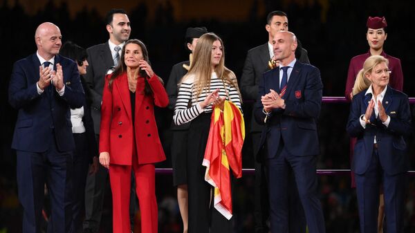 Слева направо: глава ФИФА Джанни Инфантино, королева Испании Летисия, принцесса Испании София, глава RFEF Луис Рубиалес