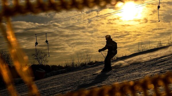 Лыжник на склоне горнолыжного курорта в Московской области