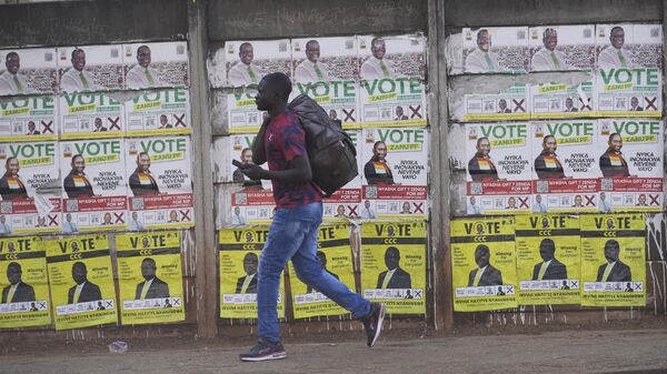 Стена с предвыборными плакатами в Зимбабве