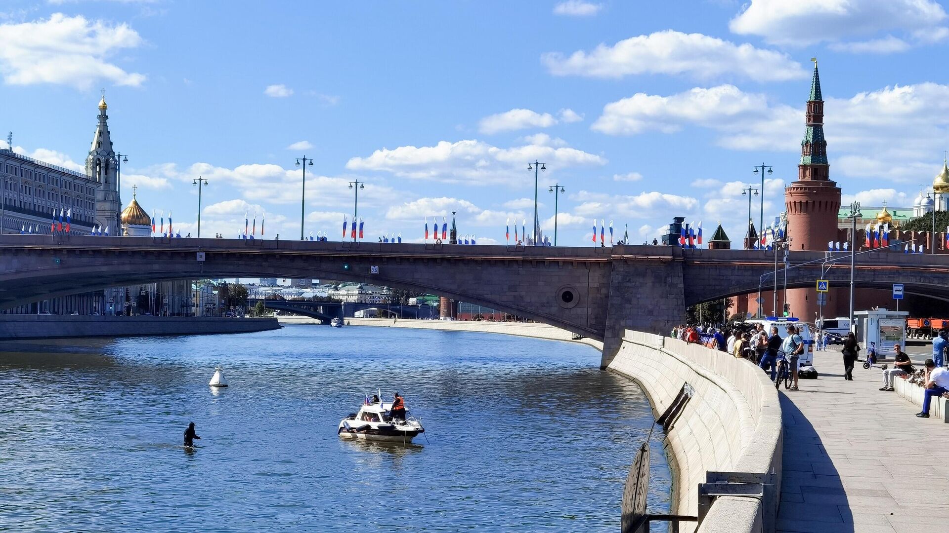 Оперативные службы в районе парка Зарядье, где в Москве-реке обнаружены тела погибших диггеров - РИА Новости, 1920, 23.08.2023