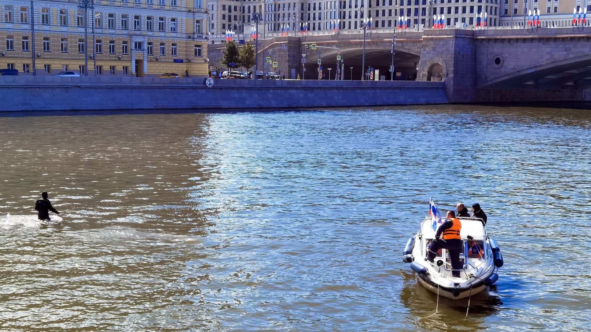 Оперативные службы в районе парка Зарядье, где в Москве-реке обнаружены тела погибших диггеров. 21 августа 2023 - РИА Новости, 1920, 21.08.2023