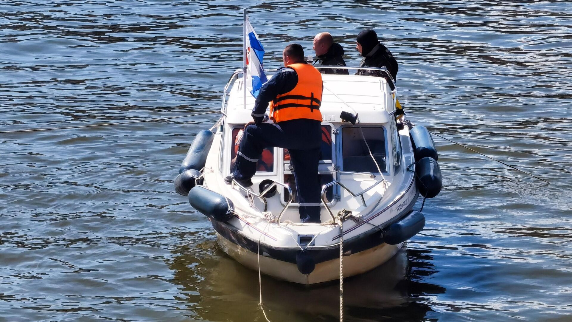 Оперативные службы в районе парка Зарядье, где в Москве-реке обнаружены тела погибших диггеров. 21 августа 2023 - РИА Новости, 1920, 21.08.2023