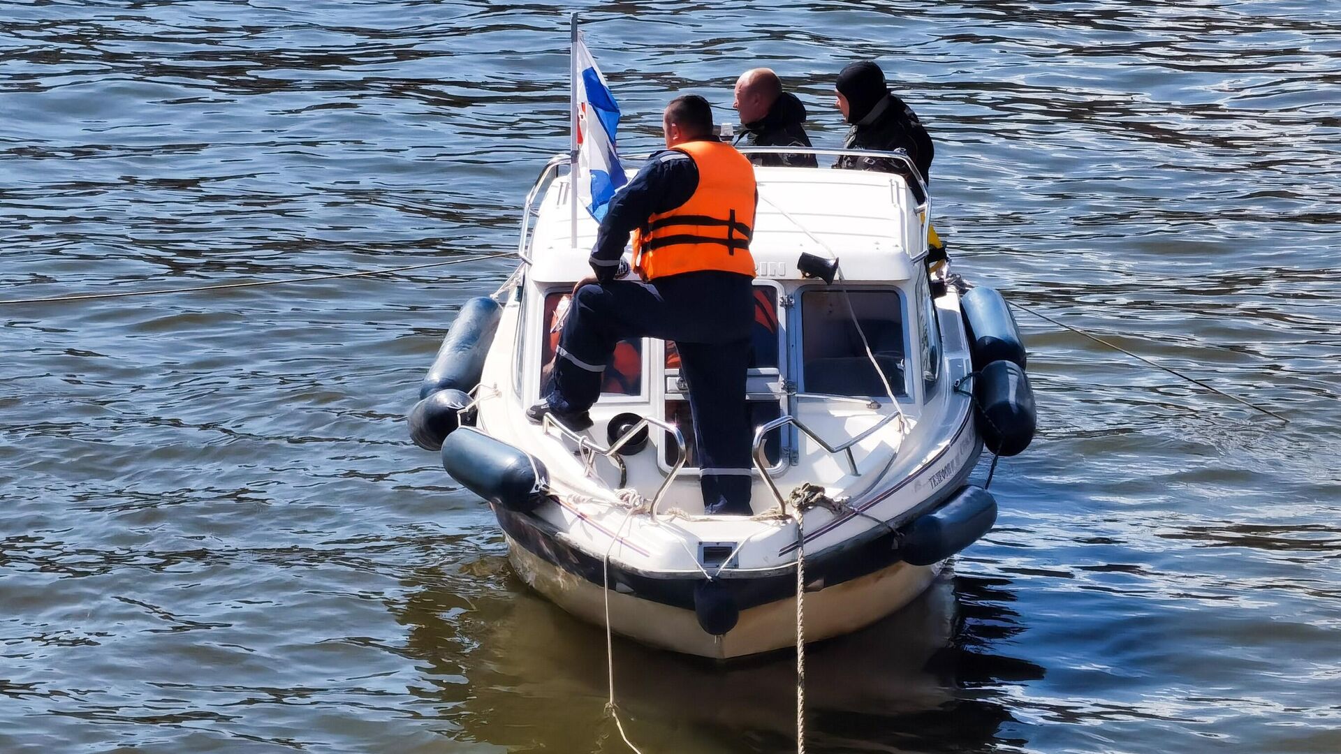 Оперативные службы в районе парка Зарядье, где в Москве-реке обнаружены тела погибших диггеров. 21 августа 2023 - РИА Новости, 1920, 21.08.2023