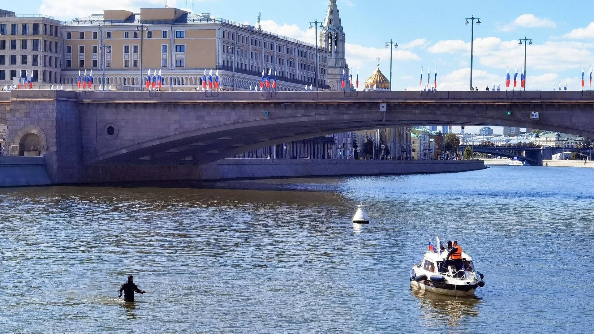 Оперативные службы в районе парка Зарядье, где в Москве-реке обнаружены тела погибших диггеров - РИА Новости, 1920, 22.08.2023