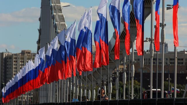 Российские флаги, установленные на Крымском мосту в Москве