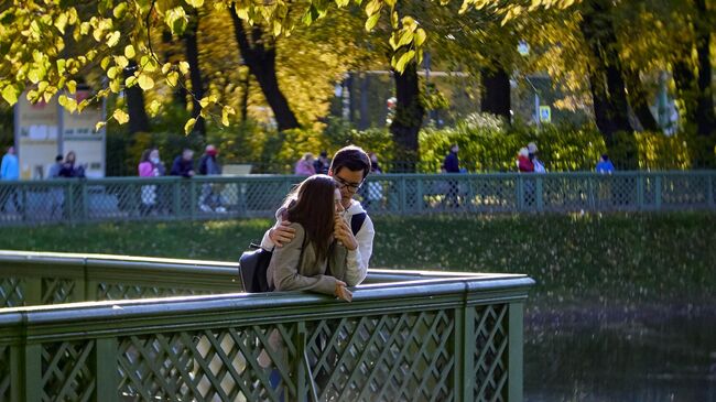 Посетители в Летнем саду в Санкт-Петербурге