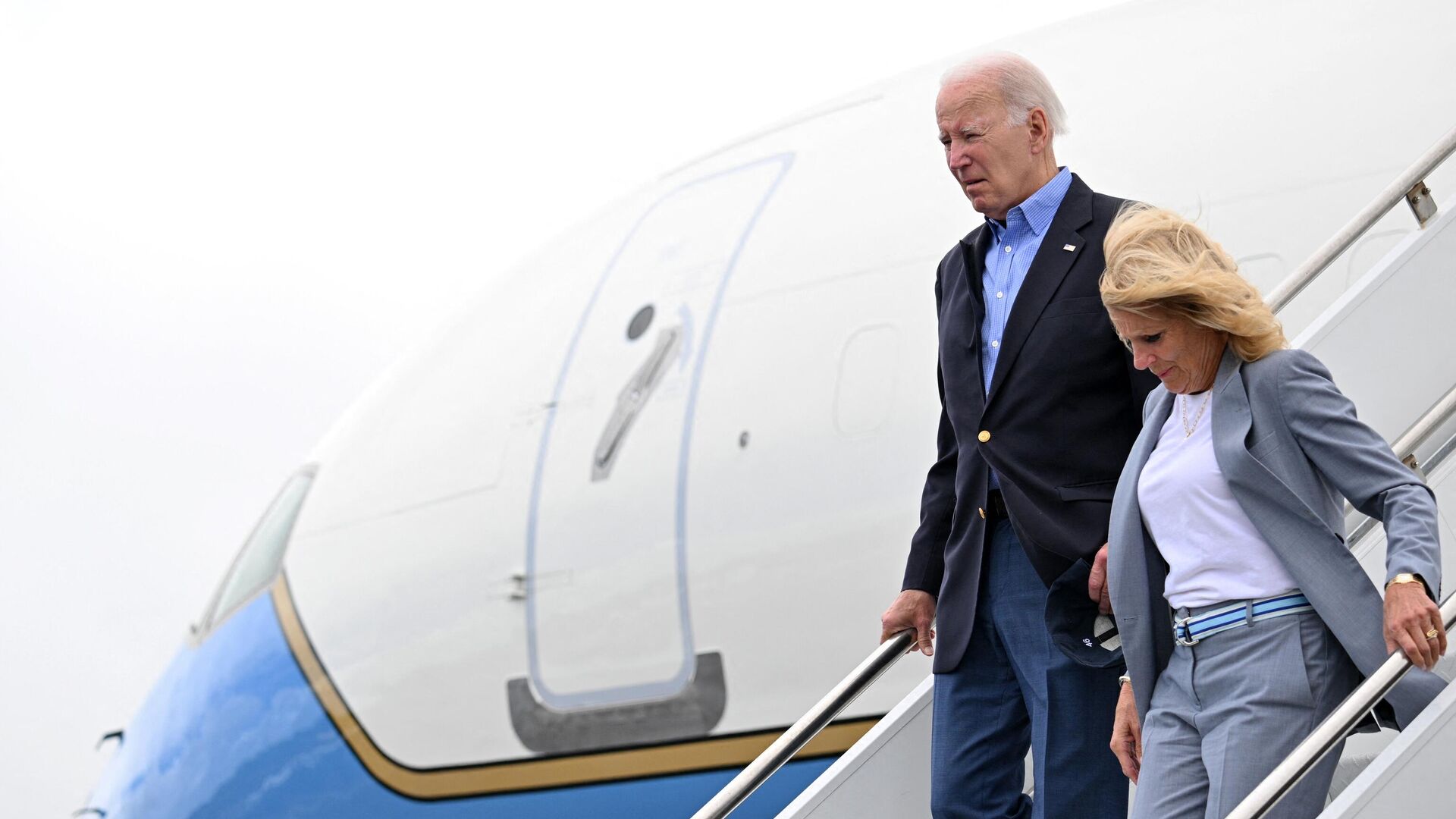 Президент США Джо Байден и первая леди США Джилл Байден после прибытия в аэропорт Кахулуи на острове Мауи. 21 августа 2023 - РИА Новости, 1920, 22.08.2023