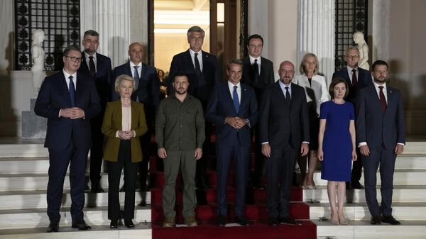 Президент Сербии Александр Вучич (крайний слева) на общем фото неформальной встречи балканских лидеров с высшими должностными лицами Европейского Союза в Афинах