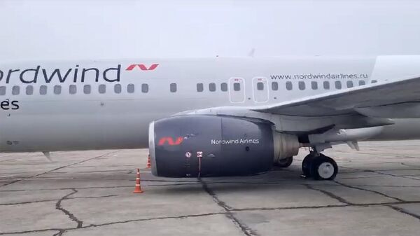 Боинг-737 авиакомпании Северный ветер, выкатившийся за пределы полосы и повредивший шасси в аэропорту Новокузнецка. Кадр видео
