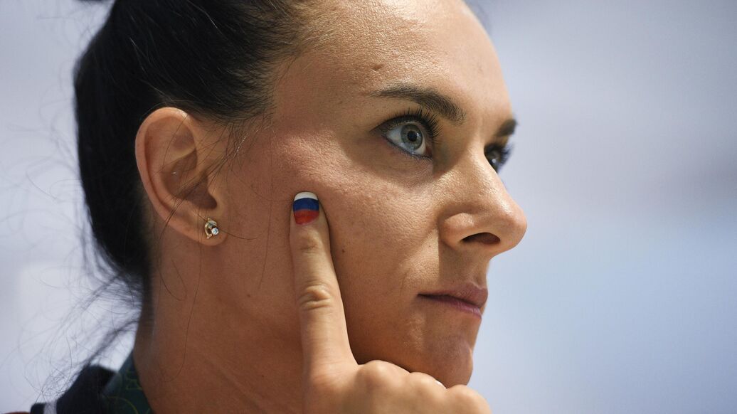 Уехавшей из России Исинбаевой заблокировали банковские счета, пишут СМИ