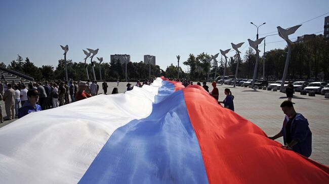 Участники праздничных мероприятий, приуроченных ко Дню российского флага