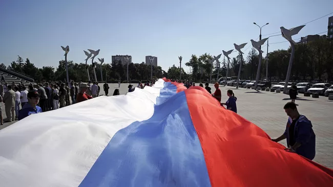 Участники праздничных мероприятий, приуроченных ко Дню российского флага