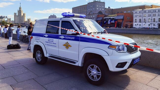 Полиция в районе парка Зарядье, где в Москве-реке обнаружены тела погибших диггеров. Архивное фото