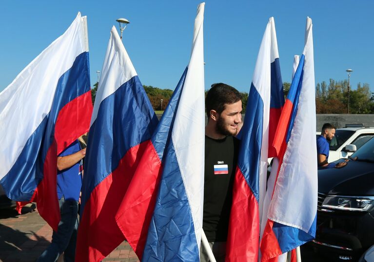 Активисты Народной дружины и Народного фронта во время автопробега, приуроченного к празднованию дня российского флага в Донецке