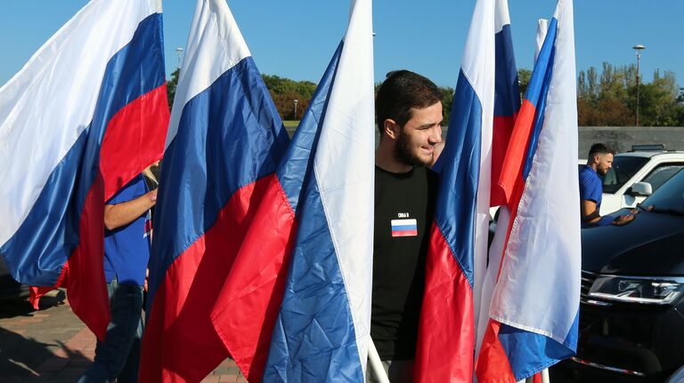 Активисты Народной дружины и Народного фронта во время автопробега, приуроченного к празднованию дня российского флага в Донецке