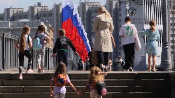 Мост в Москве с российскими флагами, установленными ко Дню государственного флага России