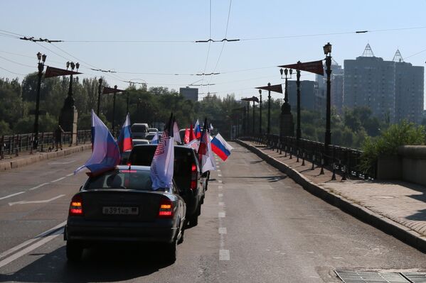 Активисты Народной дружины и Народного фронта во время автопробега, приуроченного к празднованию дня российского флага в Донецке