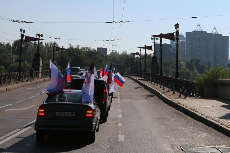 Активисты Народной дружины и Народного фронта во время автопробега, приуроченного к празднованию дня российского флага в Донецке