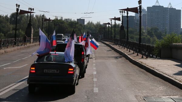 Активисты Народной дружины и Народного фронта во время автопробега, приуроченного к празднованию дня российского флага в Донецке