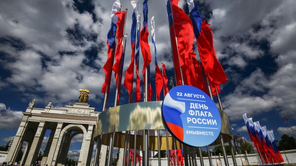 Российские флаги, установленные у входа на ВДНХ в Москве
