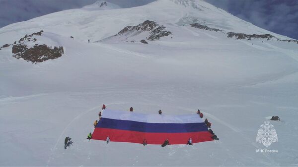 Флаг России длиной 11 метров на Эльбрусе на высоте 4700 метров