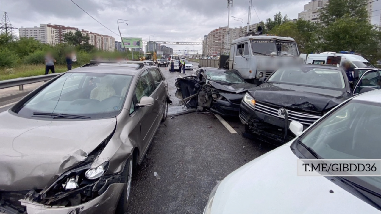 В Воронеже произошло ДТП с легковушками, 