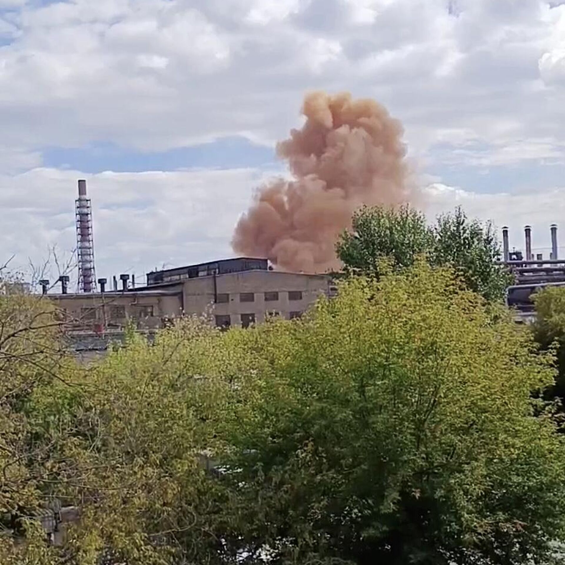 На предприятии в Челябинске объяснили появление оранжевого дыма в городе -  РИА Новости, 22.08.2023