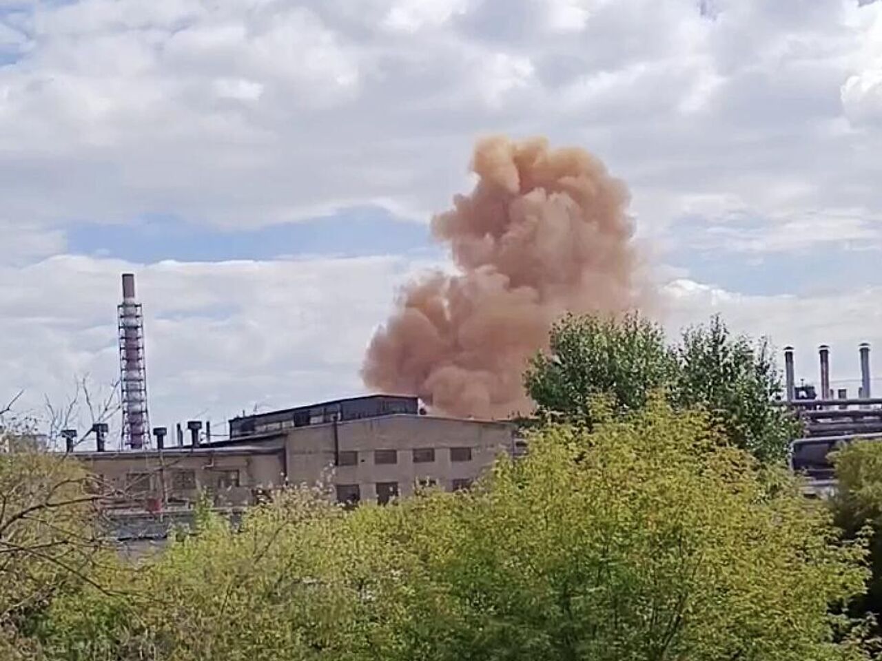 На предприятии в Челябинске объяснили появление оранжевого дыма в городе -  РИА Новости, 22.08.2023