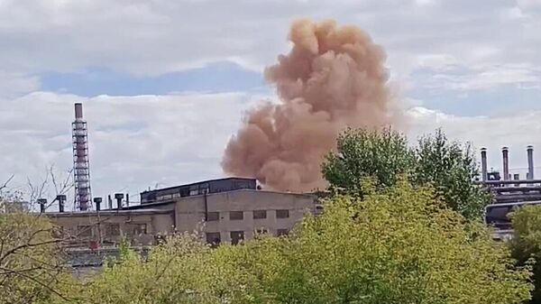 Оранжевый дым над Челябинским металлургическим комбинатом. Кадр видео очевидца
