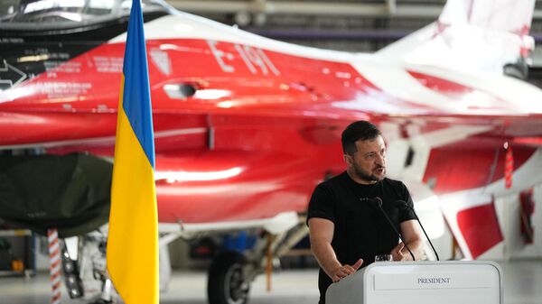 Президент Украины Владимир Зеленский выступает во время пресс-конференции перед истребителем F-16 на авиабазе Королевских ВВС Дании Скридструп
